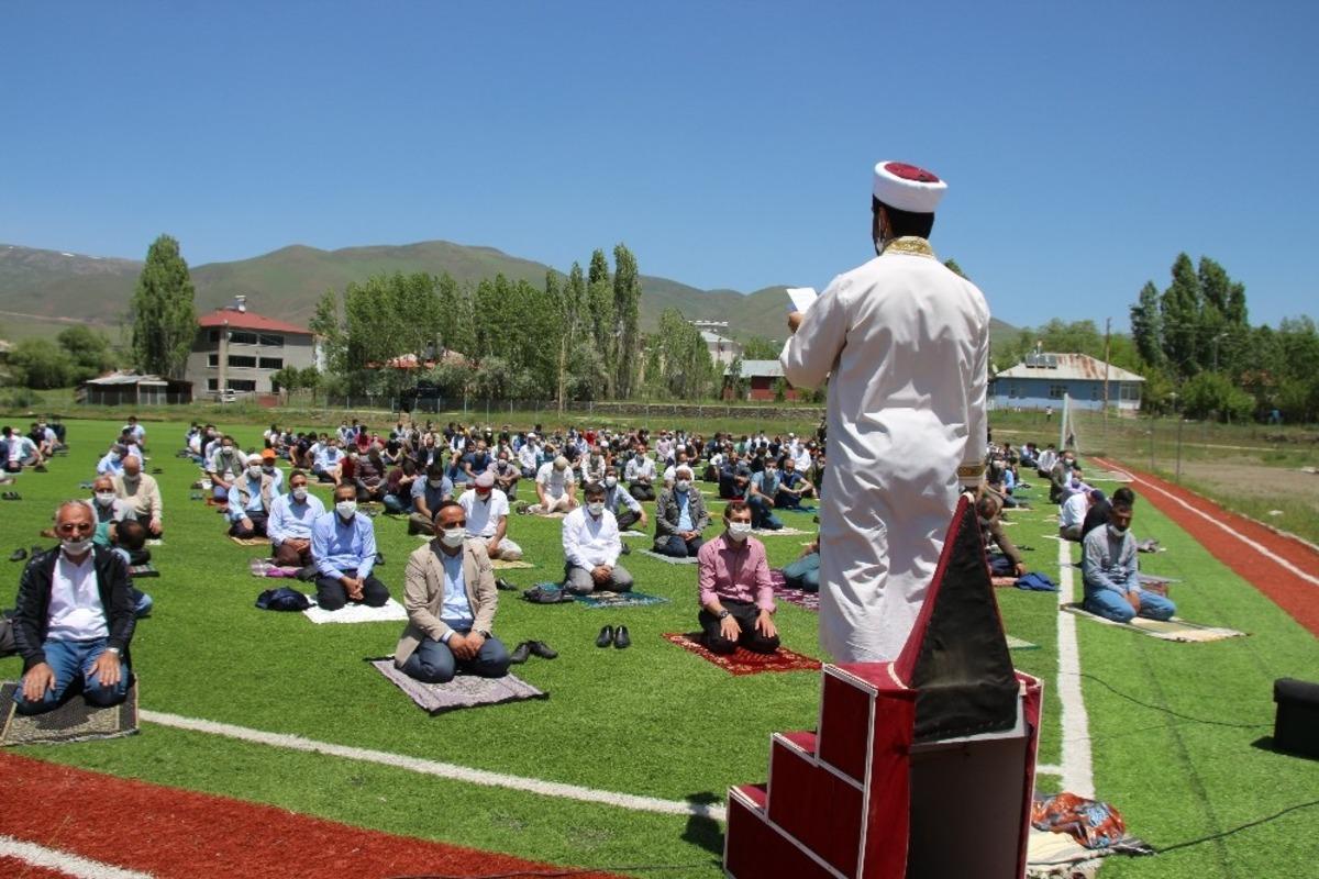 Varto&rsquo;da cuma namazı top sahasında kılındı