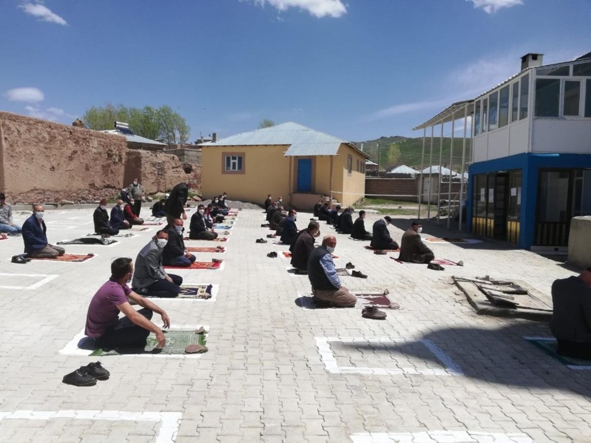 &Ouml;zalp il&ccedil;esinde cuma namazı kılındı