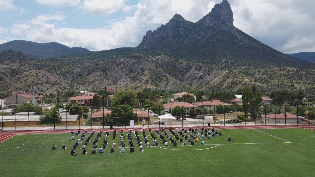 Sarıcakaya&rsquo;da Cuma namazı hala sahalarda kılındı