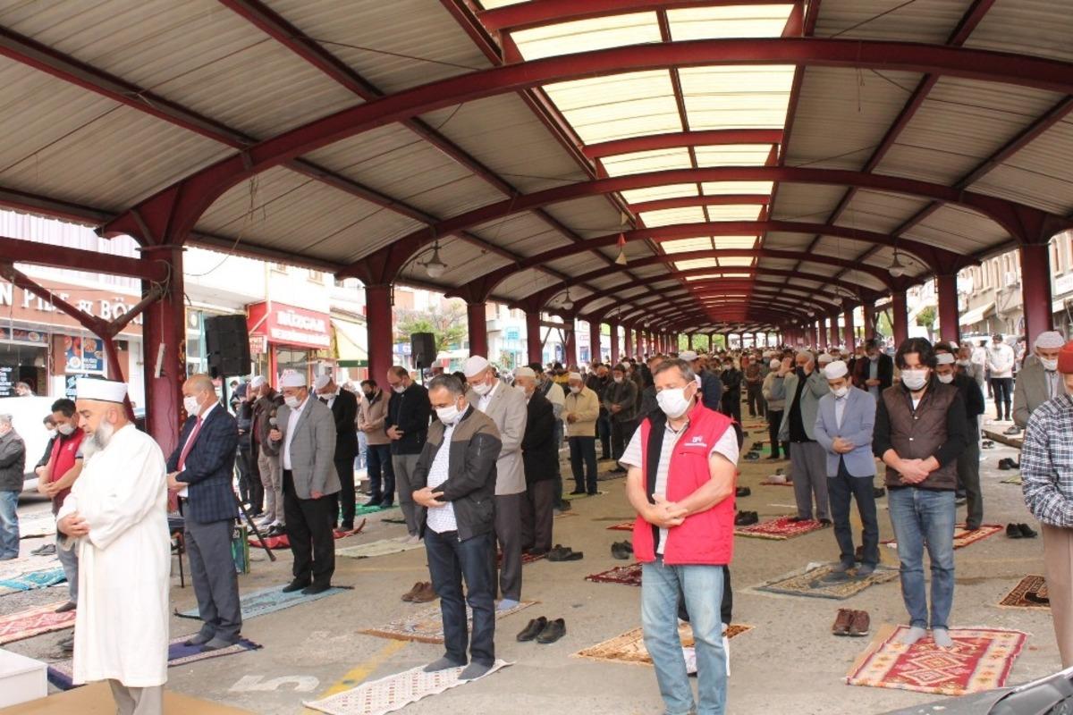 Tosya&rsquo;da Cuma namazı a&ccedil;ık alanlarda kılındı