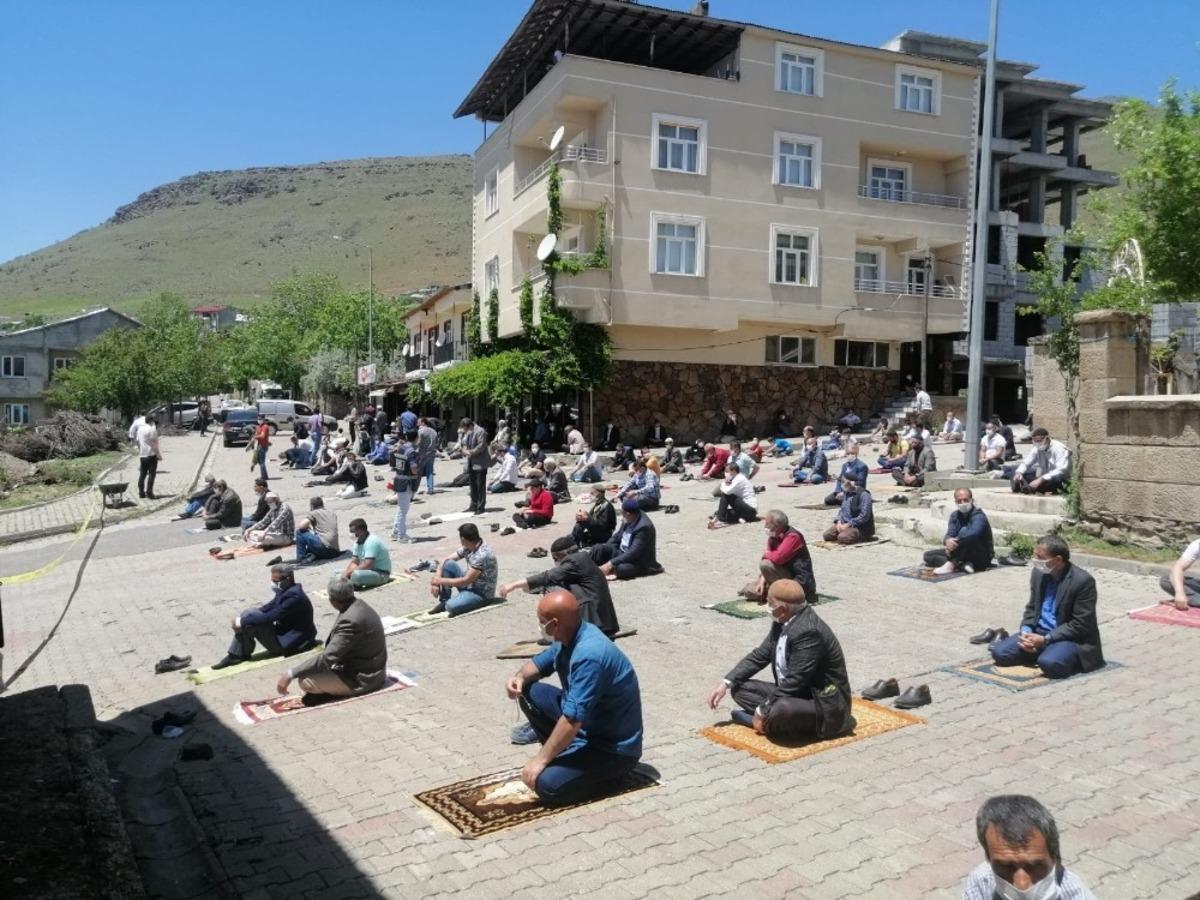 Solhan&rsquo;da avluya sığmayan cemaat caddede saf tuttu