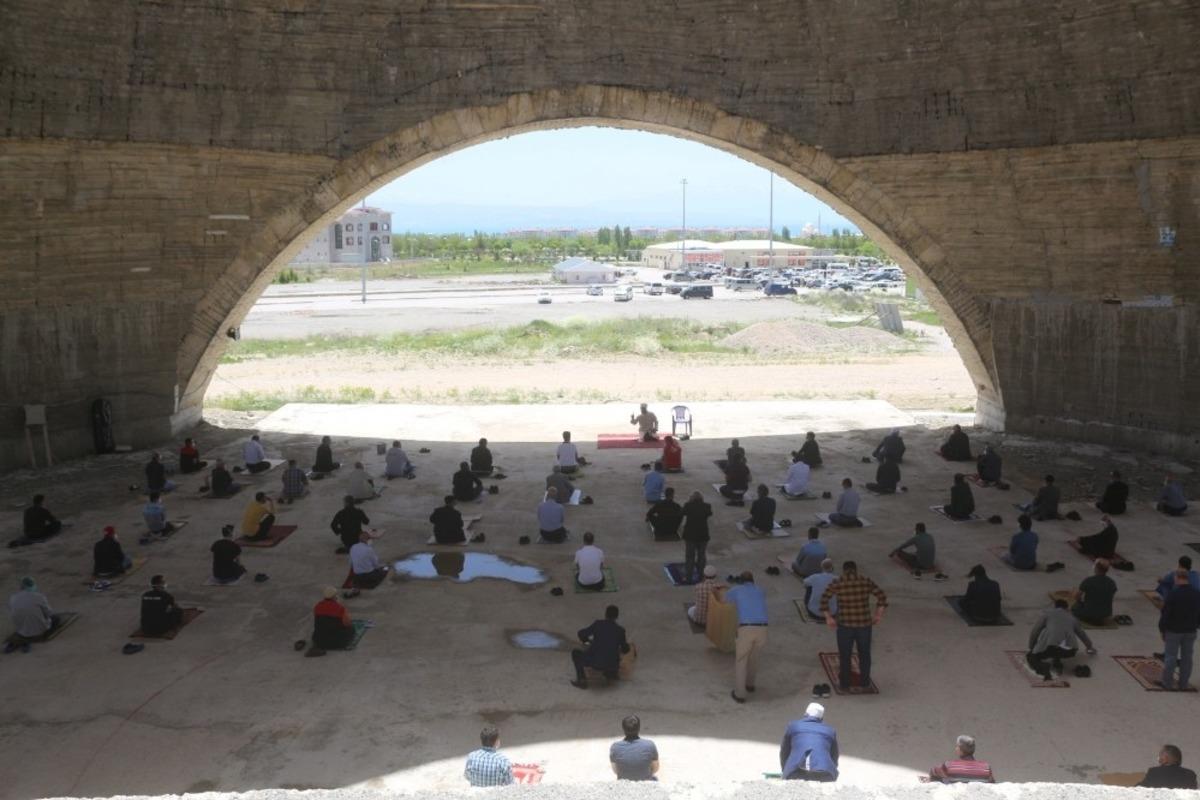 İnşaatı s&uuml;ren tıbbiye camiinde ilk cuma namazı