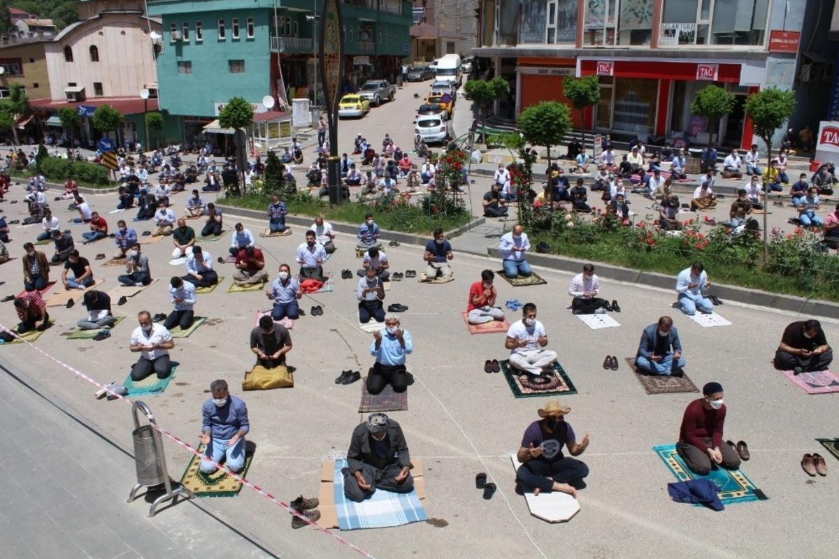Şemdinli&rsquo;de cuma namazı kılındı