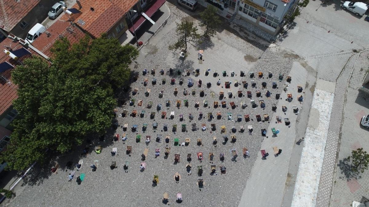 Meydanda saf tutup Cuma Namazını kıldılar