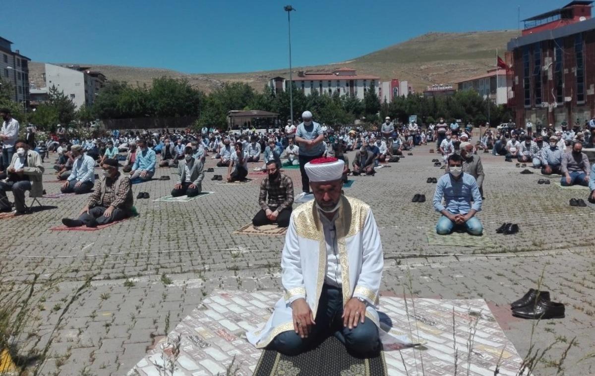 Kovancılar&rsquo;da cuma namazı meydanda kılındı
