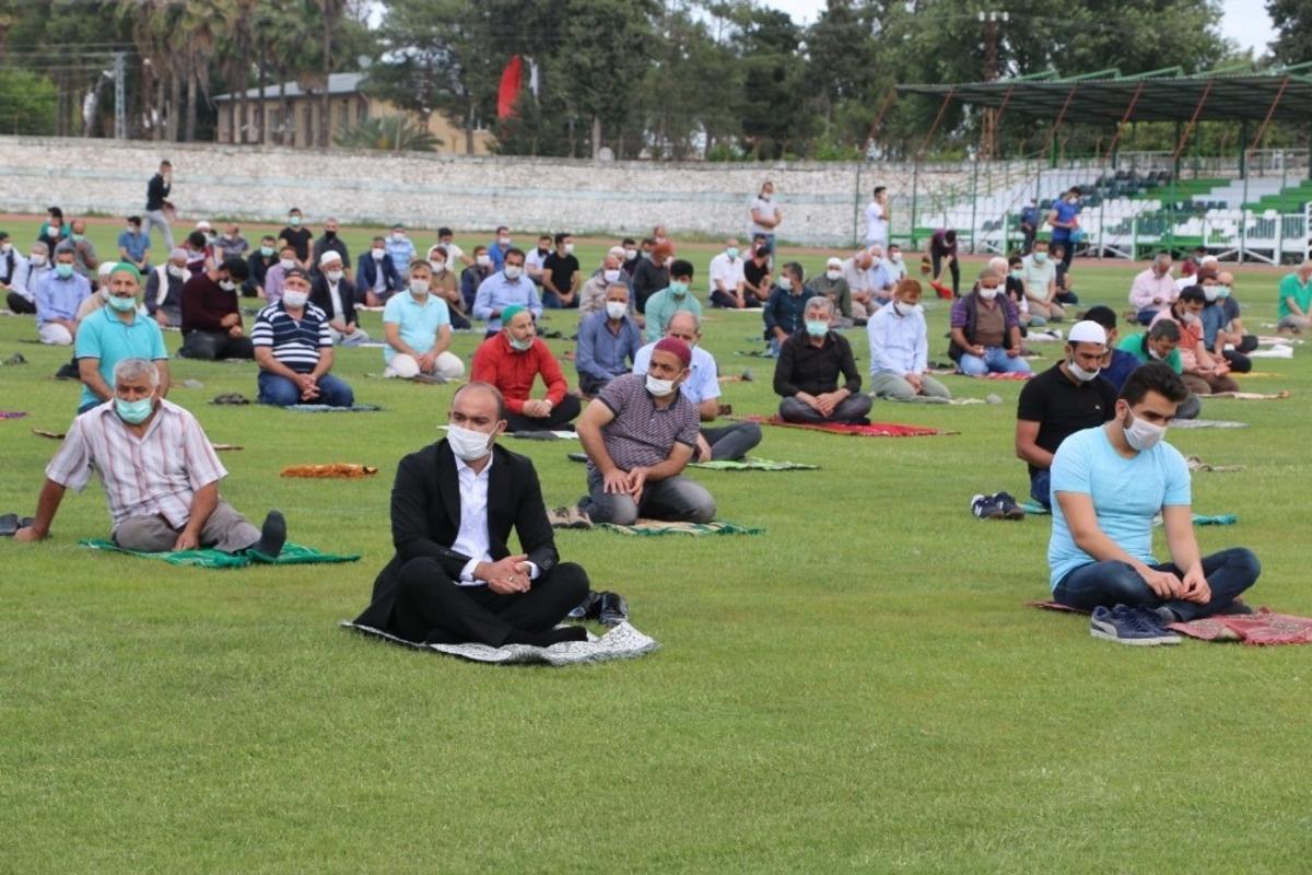 Ceyhan&rsquo;da cuma namazı olağan&uuml;st&uuml; &ouml;nlemler altında kılındı