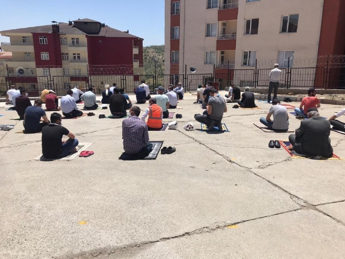 Kulp&rsquo;ta sosyal mesafeli cuma namazı