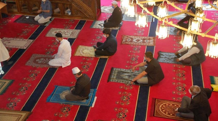 Cuma namazı uzun bir aranın ardından tekrar kılındı