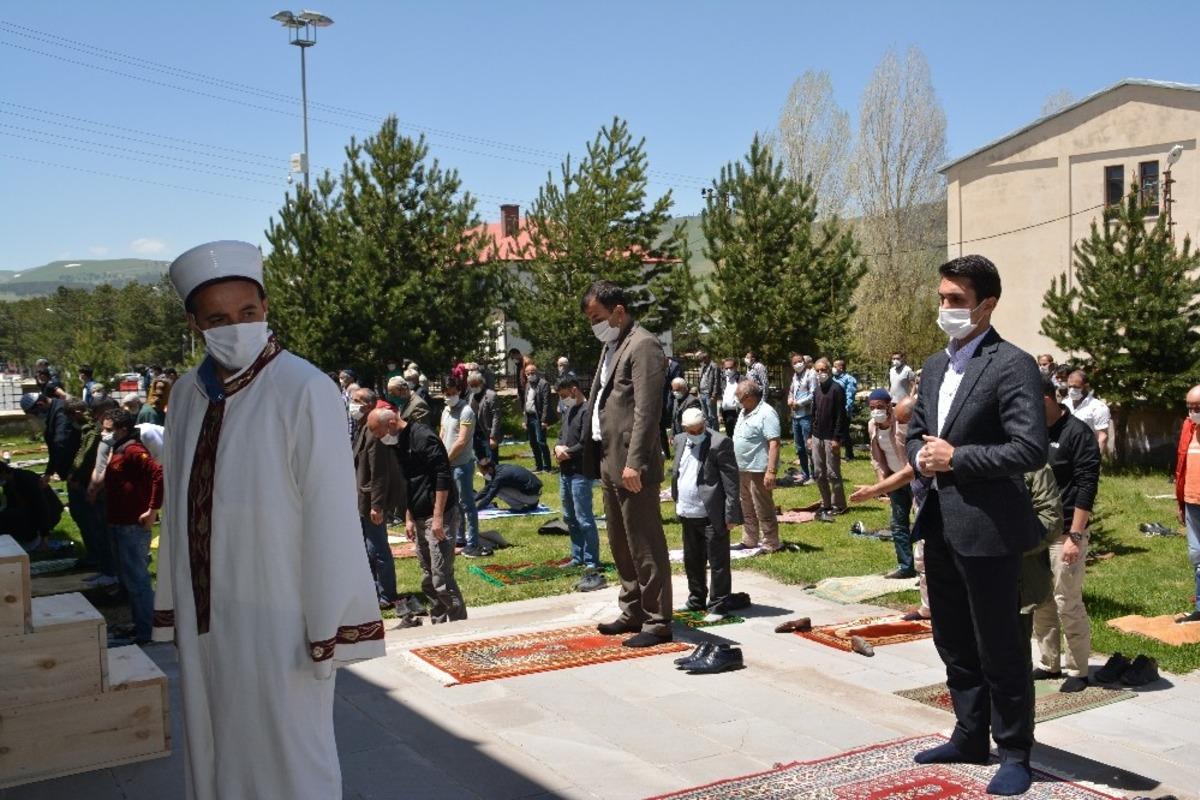 Sarıkamış&rsquo;ta 74 g&uuml;n sonra ilk cuma namazı kılındı