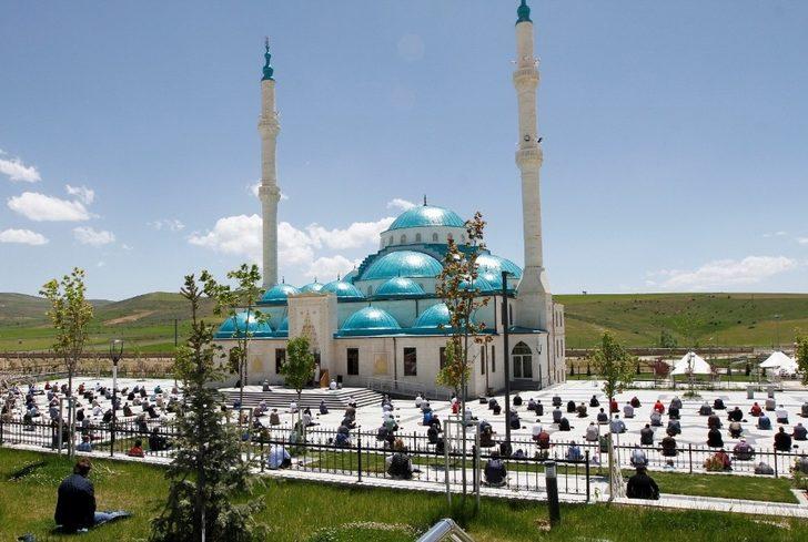 Bayburt Üniversitesinde Cuma Namazı mutluluğu G1