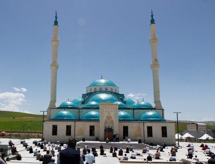 Bayburt Üniversitesinde Cuma Namazı mutluluğu G4