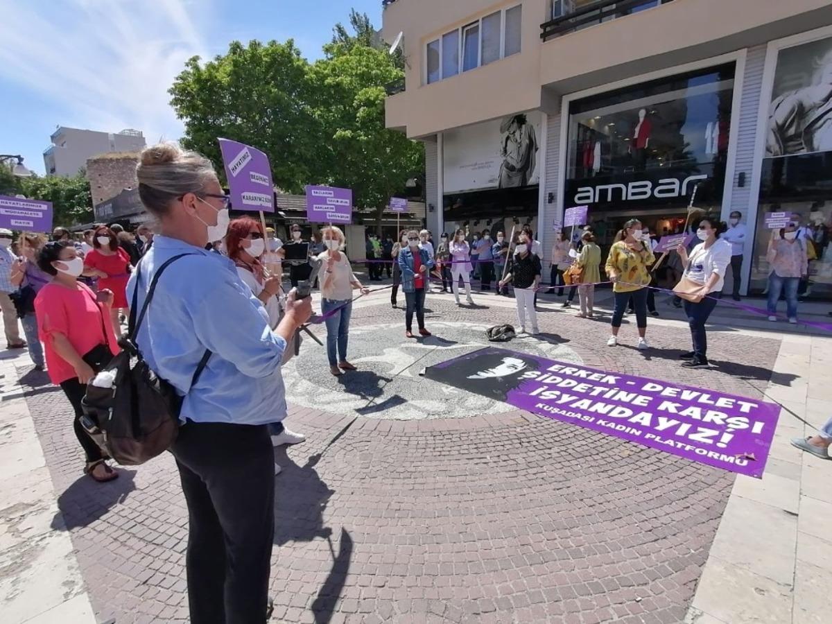 Kuşadası&rsquo;da kadınlar taciz edilip d&ouml;v&uuml;len hemcinsleri i&ccedil;in eylem yaptı