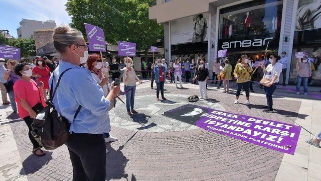 Kuşadası’da kadınlar taciz edilip dövülen hemcinsleri için eylem yaptı