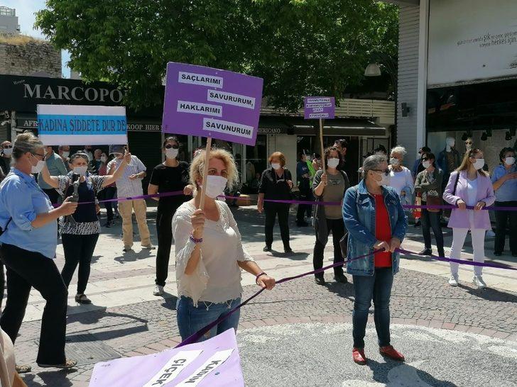 Kuşadası’da kadınlar taciz edilip dövülen hemcinsleri için eylem yaptı G3