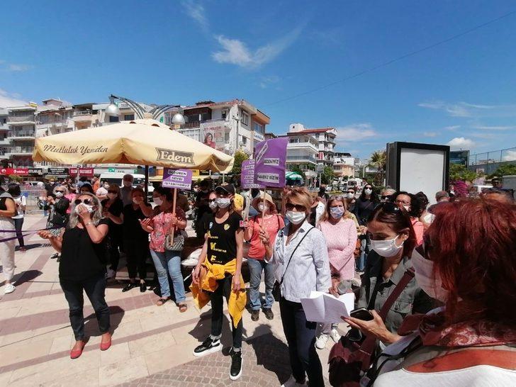 Kuşadası’da kadınlar taciz edilip dövülen hemcinsleri için eylem yaptı G4