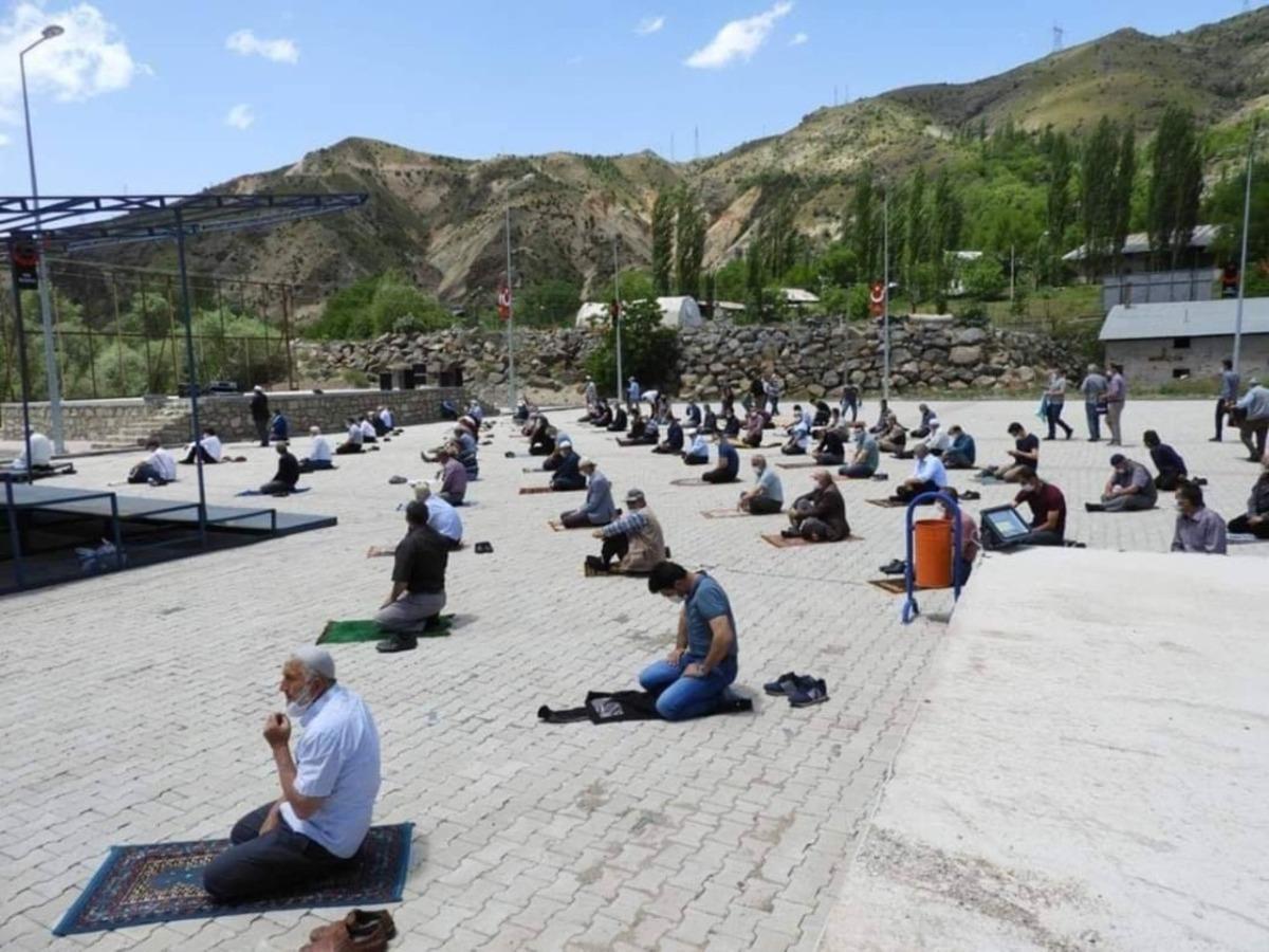 İspir&rsquo;de halk pazarında cuma namazı