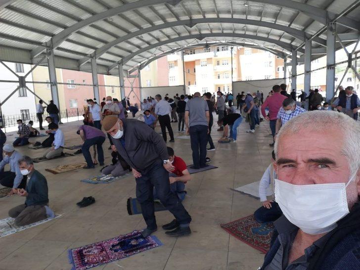 İspir’de halk pazarında cuma namazı G3