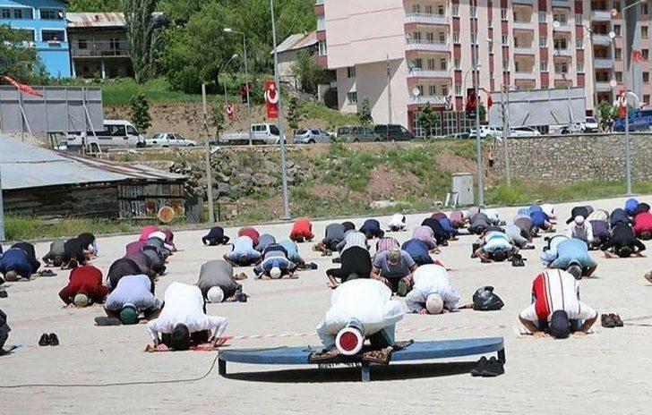 İspir’de halk pazarında cuma namazı G4