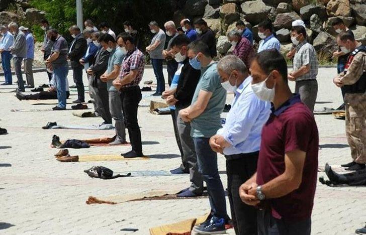 İspir’de halk pazarında cuma namazı G5