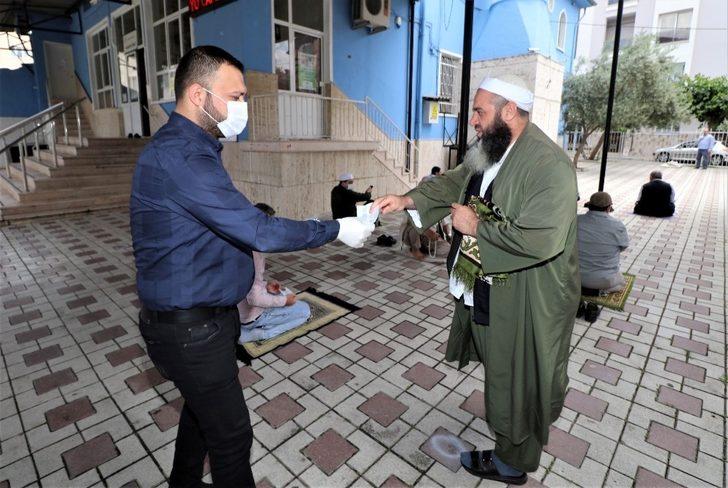 Cuma namazını kılmaya gelen vatandaşlara ücretsiz maske dağıtıldı G1