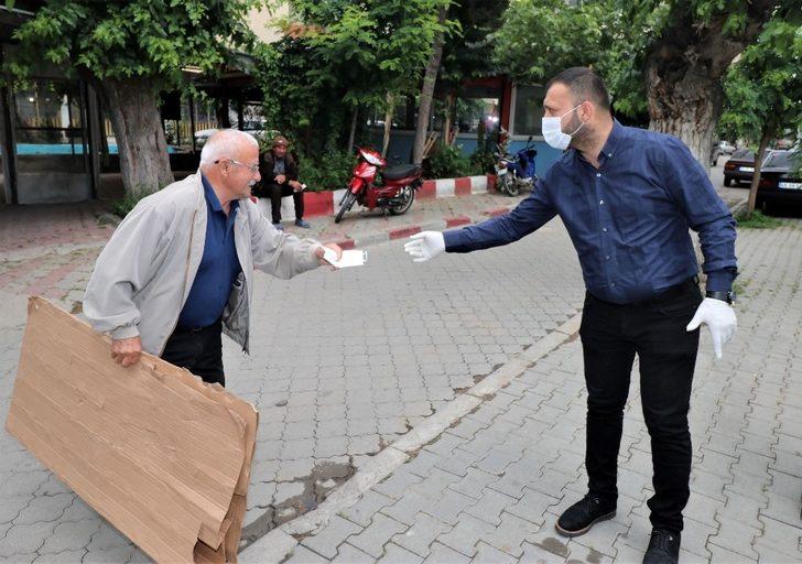 Cuma namazını kılmaya gelen vatandaşlara ücretsiz maske dağıtıldı G2