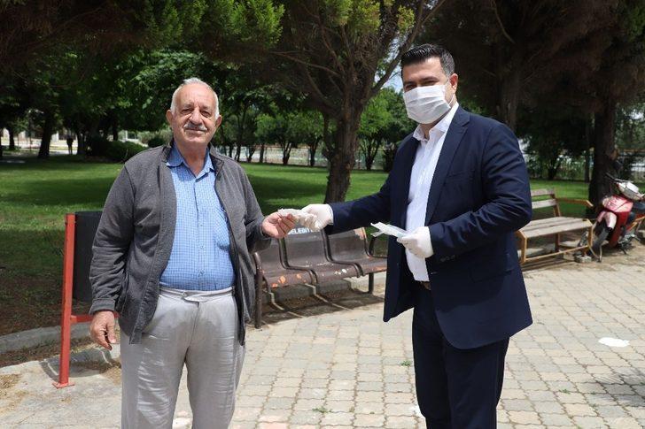 Cuma namazını kılmaya gelen vatandaşlara ücretsiz maske dağıtıldı G4