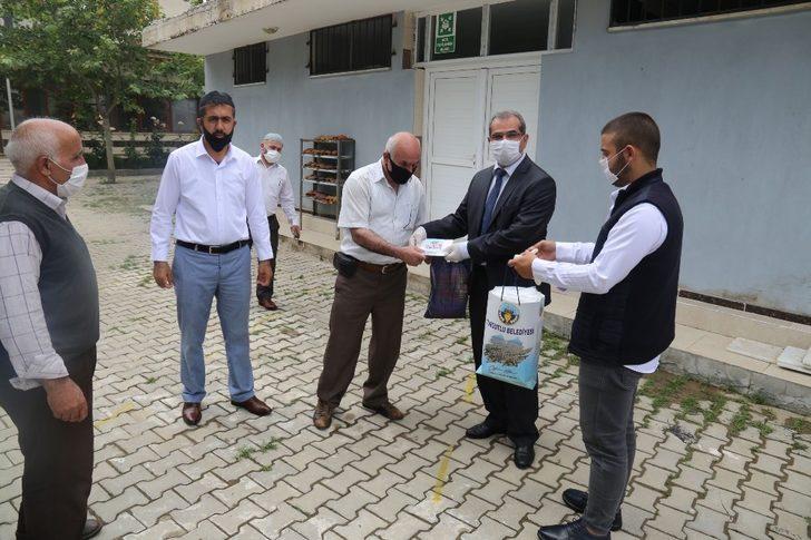 Cuma namazını kılmaya gelen vatandaşlara ücretsiz maske dağıtıldı G5