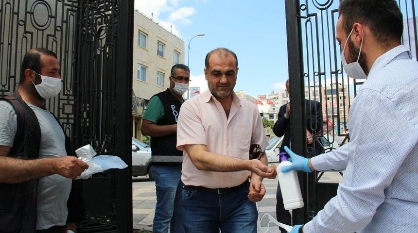 Camilerde dezenfektan ile maske dağıtıldı