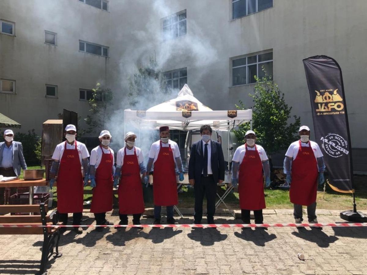 Sağlık &ccedil;alışanlarına sucuk, ekmek ve ayran ikramında bulundular