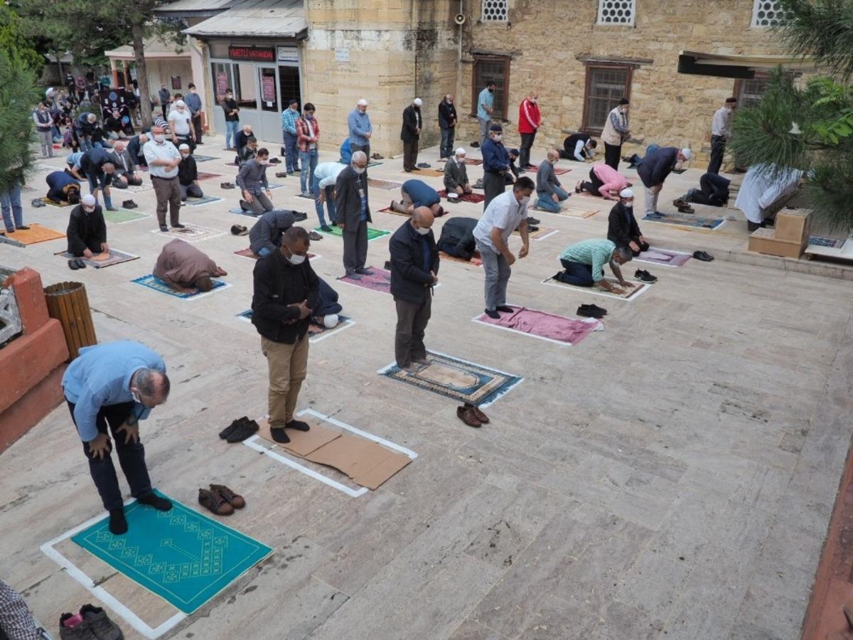 Edirne&rsquo;de korona vir&uuml;s sonrası ilk cuma namazı
