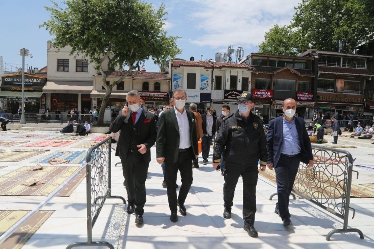 Ey&uuml;psultan Camii&rsquo;nde 74 g&uuml;n sonra cuma namazı b&ouml;yle kılındı