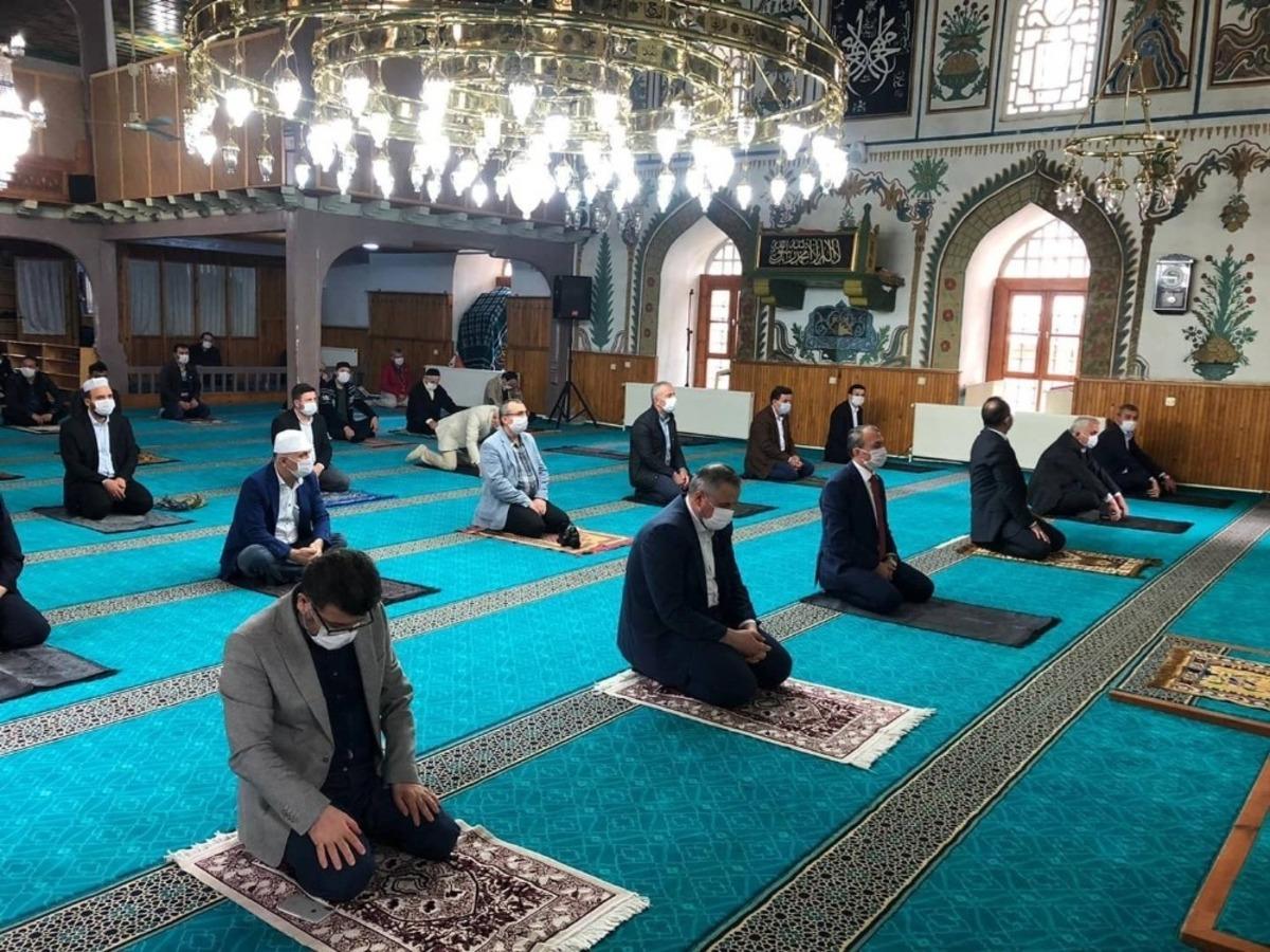 74 g&uuml;n sonra ilk cuma namazı