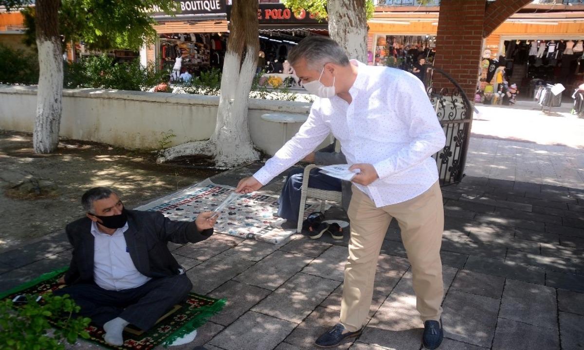 Kuşadası&rsquo;da Cuma namazında vatandaşlara maske dağıtıldı