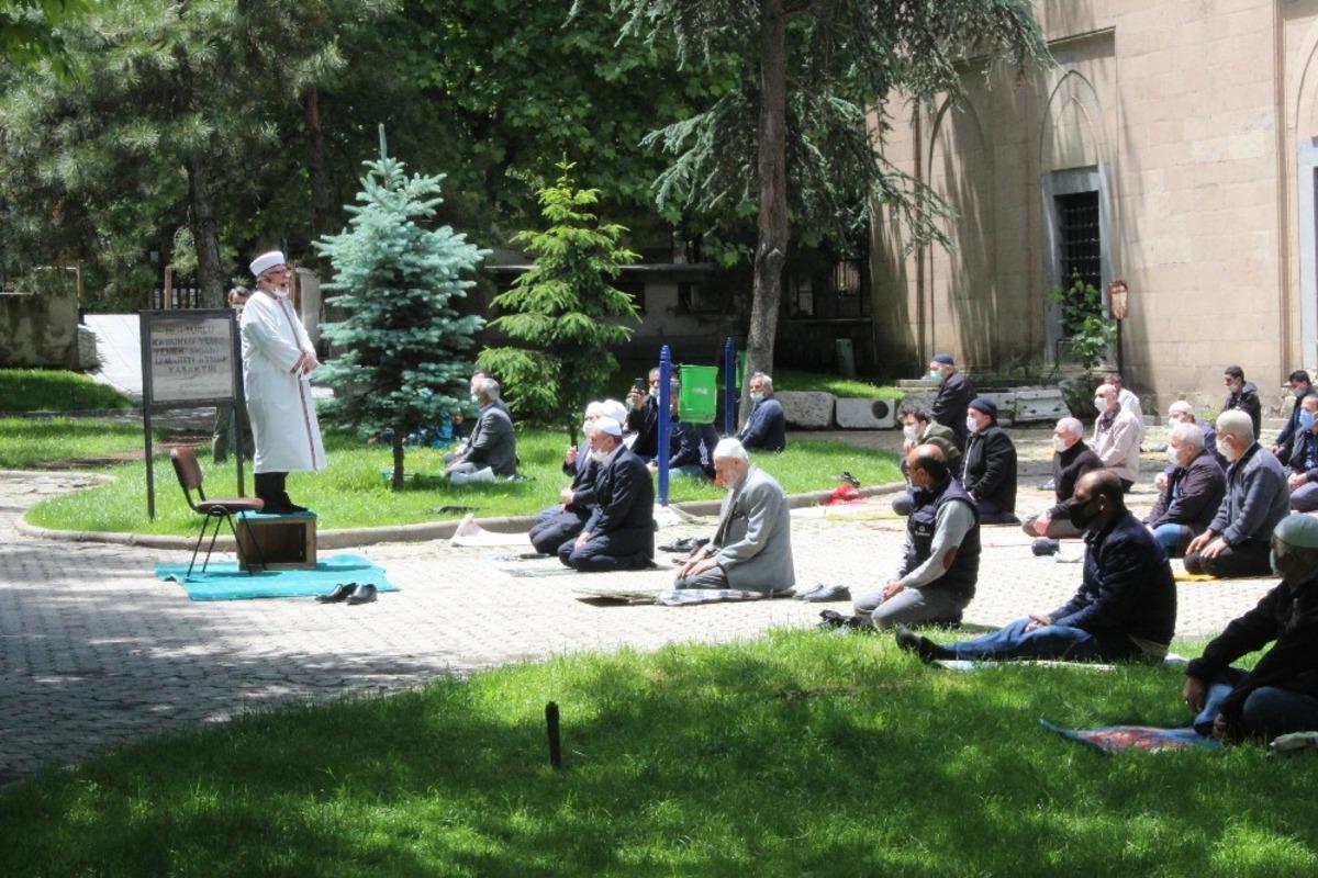 &Ccedil;anakkale&rsquo;ye atanan Afyonkarahisar M&uuml;ft&uuml;s&uuml; Ş&uuml;kr&uuml; Kabuk&ccedil;u cemaatten helallik istedi