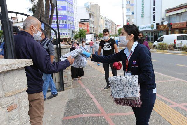 Başkan Atay’dan Cuma namazında anlamlı hediye