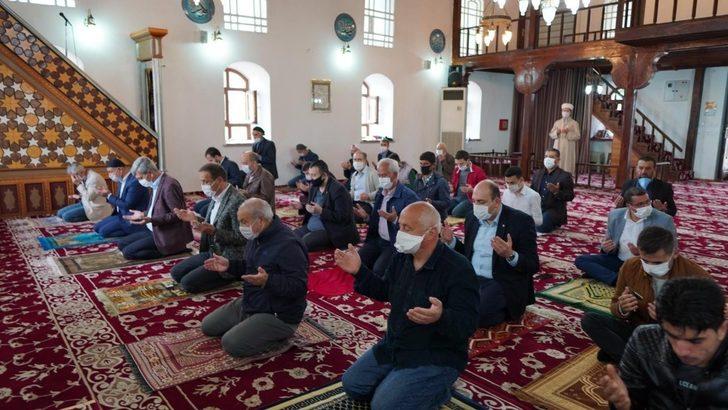 Beypazarı’nda camiler cuma namazıyla birlikte ibadete açıldı G3