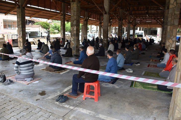 Cuma namazında drone ile ateş ölçümü yapıldı G3