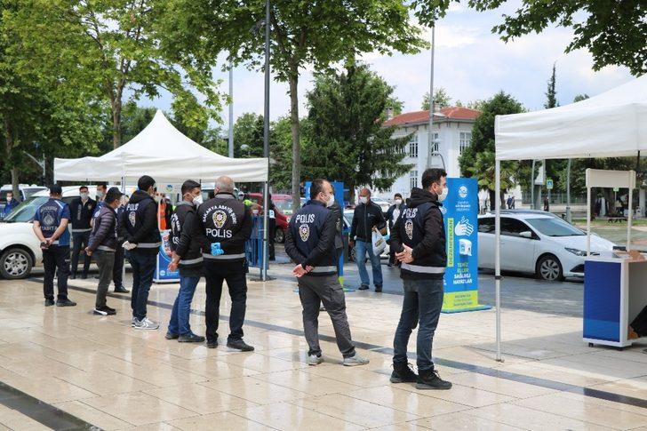 Demokrasi meydanında ilk Cuma namazı kılındı G1