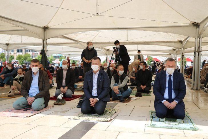 Demokrasi meydanında ilk Cuma namazı kılındı G2