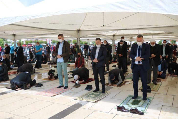 Demokrasi meydanında ilk Cuma namazı kılındı G3