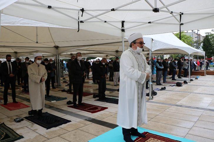 Demokrasi meydanında ilk Cuma namazı kılındı G4