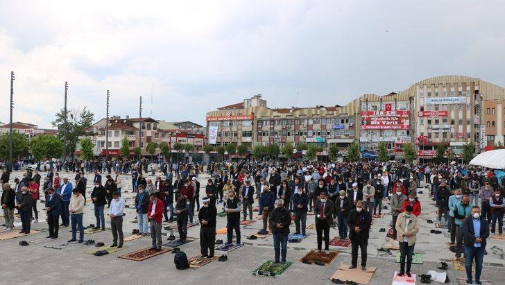 Demokrasi meydanında ilk Cuma namazı kılındı G5