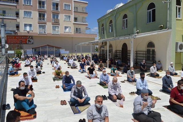 Besni’de Cuma namazı açık alanlarda kılındı