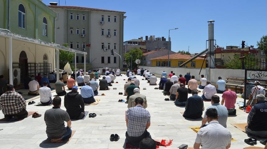 Besni’de Cuma namazı açık alanlarda kılındı