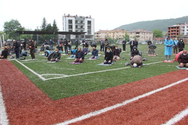 Cide’de Cuma namazı stadyumda kılındı G2