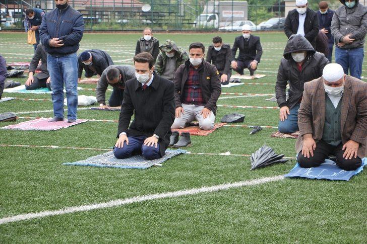 Cide’de Cuma namazı stadyumda kılındı G3