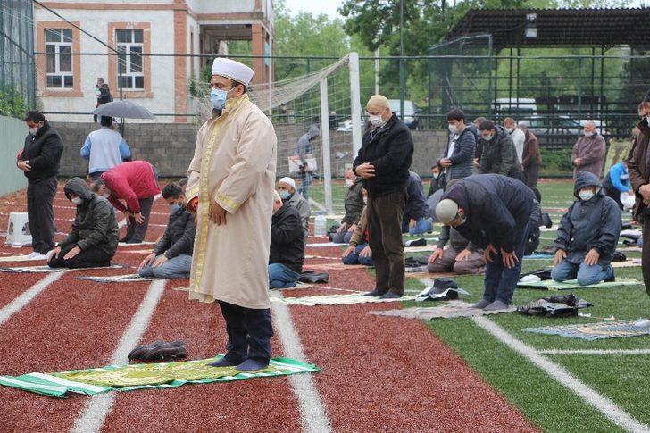 Cide’de Cuma namazı stadyumda kılındı G4