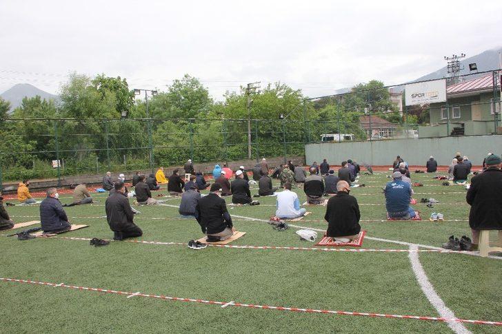 Cide’de Cuma namazı stadyumda kılındı G5