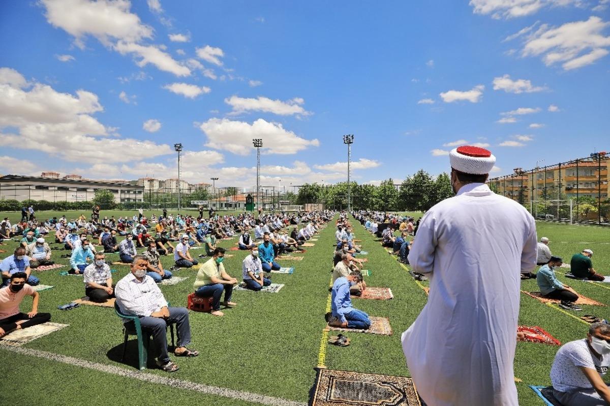 Cuma namazı kurallara uygun hijyenik ortamda kılındı