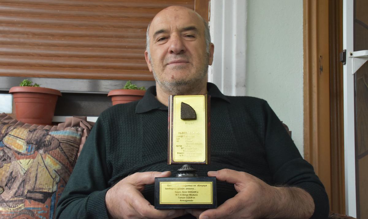 Bulduğu g&ouml;k taşının bir par&ccedil;asını 31 yıldır saklıyor